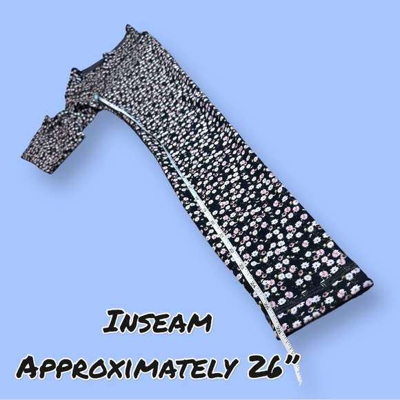 EUC Wear It To Heart Floral Leggings in Black, White and Pink. Size XS ๐ง๐ฝโโ๏ธ - Picture 3 of 8